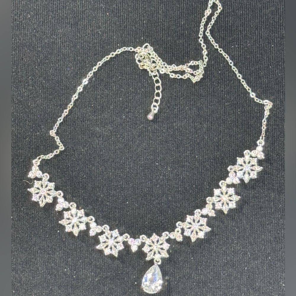 Sparkling Crystal Necklace Made with Swarovski Crystals - Picture 4 of 10
